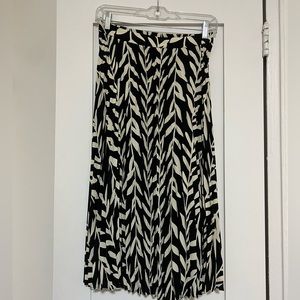 Skies are blue - black and white pleated miniskirt